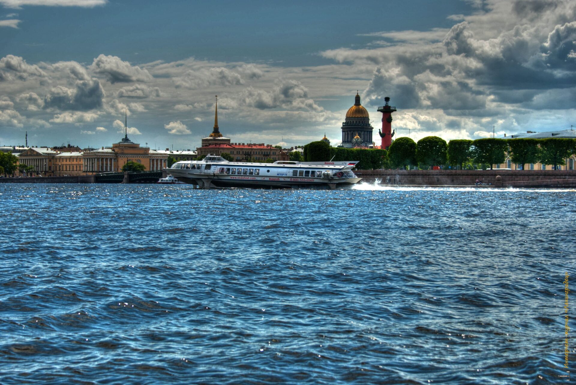 Вода спб. Санкт-Петербург Нева. Санкт-Петербург летом Нева. Река Нева. Панорама реку Неву.